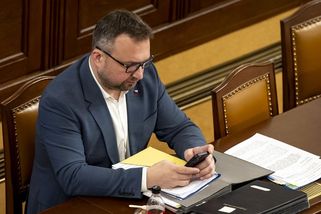 „Volte nás a půjdete dříve do důchodu.“ Strany se před volbami předhánějí ve slibech - Novinky